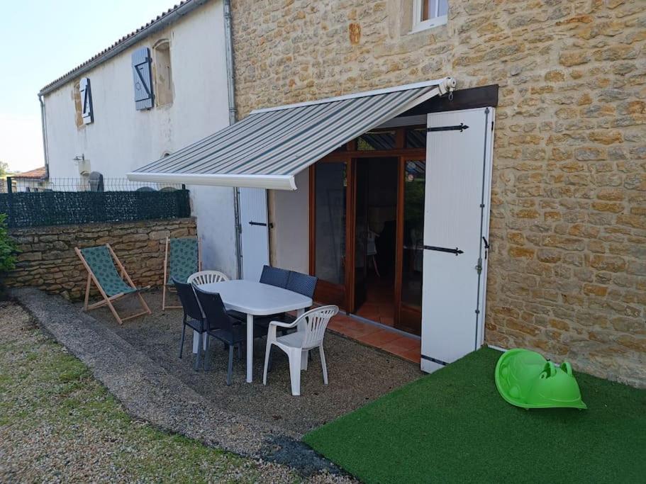 Charmante Maison En Pierres Sainte-Radégonde-des-Noyers 外观 照片