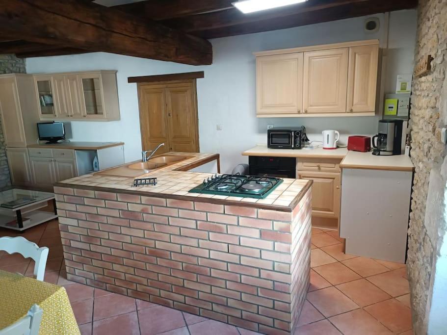 Charmante Maison En Pierres Sainte-Radégonde-des-Noyers 外观 照片