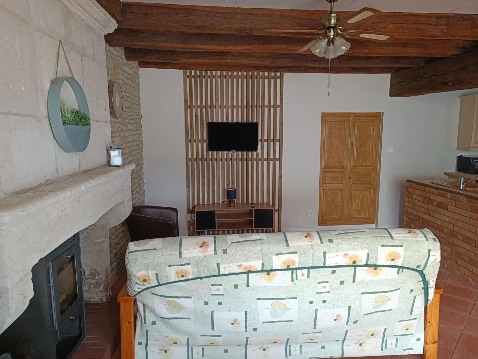 Charmante Maison En Pierres Sainte-Radégonde-des-Noyers 外观 照片